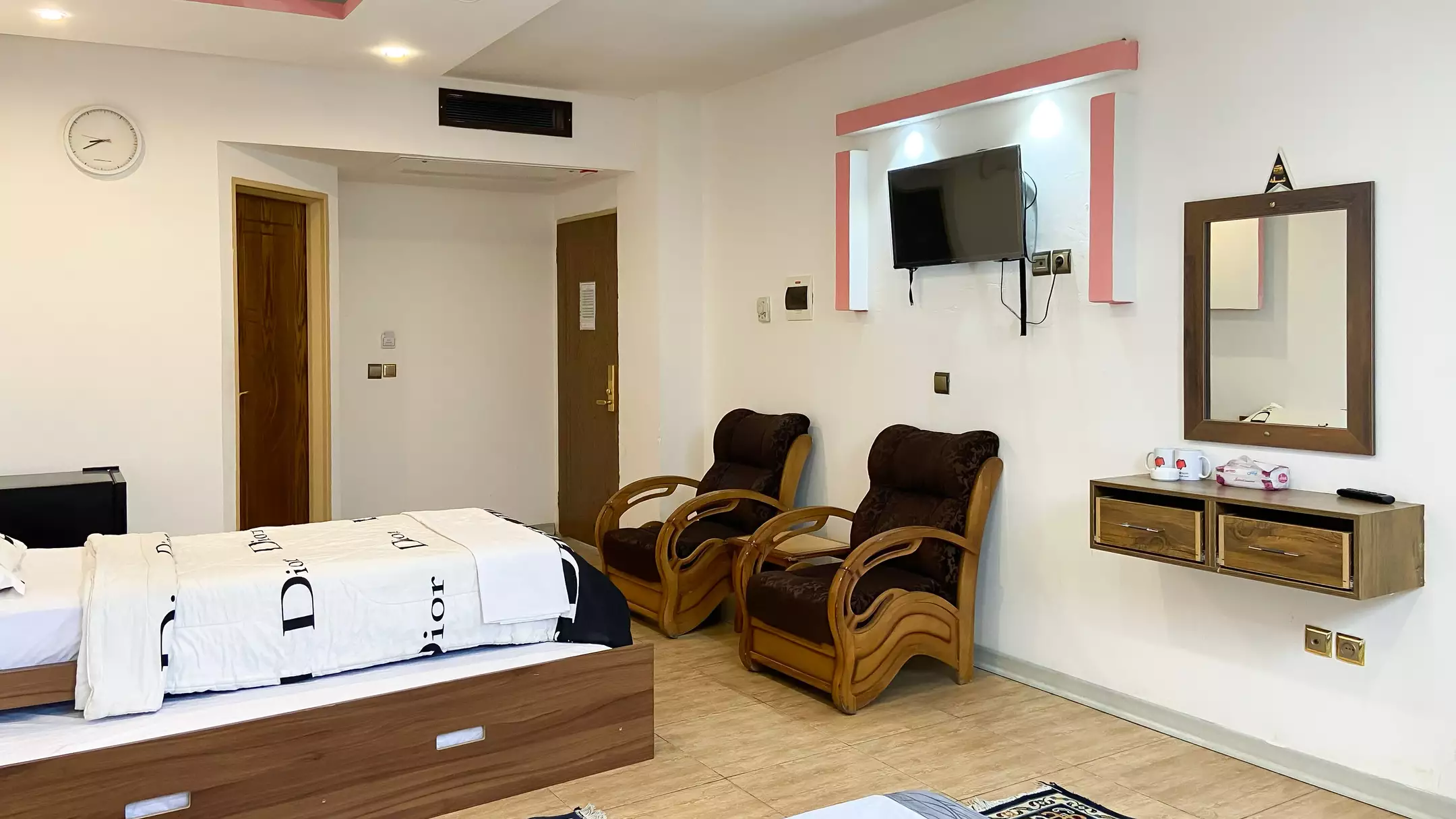 Alibaba https://cdn.alibaba.ir/ostorage/hotel-accommodation-images/670320130fe27c5a5df8efa4_9a51f798-04fb-4558-9742-cb15b4108feb_سوییت تراس دار (2).webp